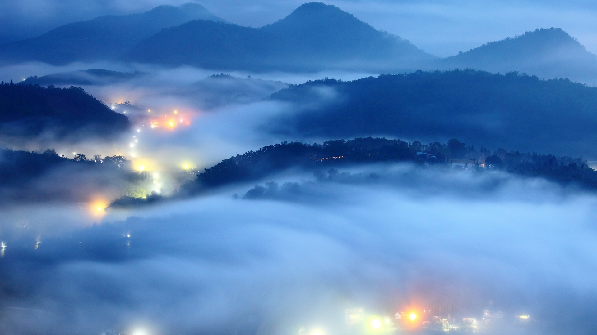 1920x1080 wallpapers: 城市，灯光，雾，夜晚，山脉，救济，从上面 (image)