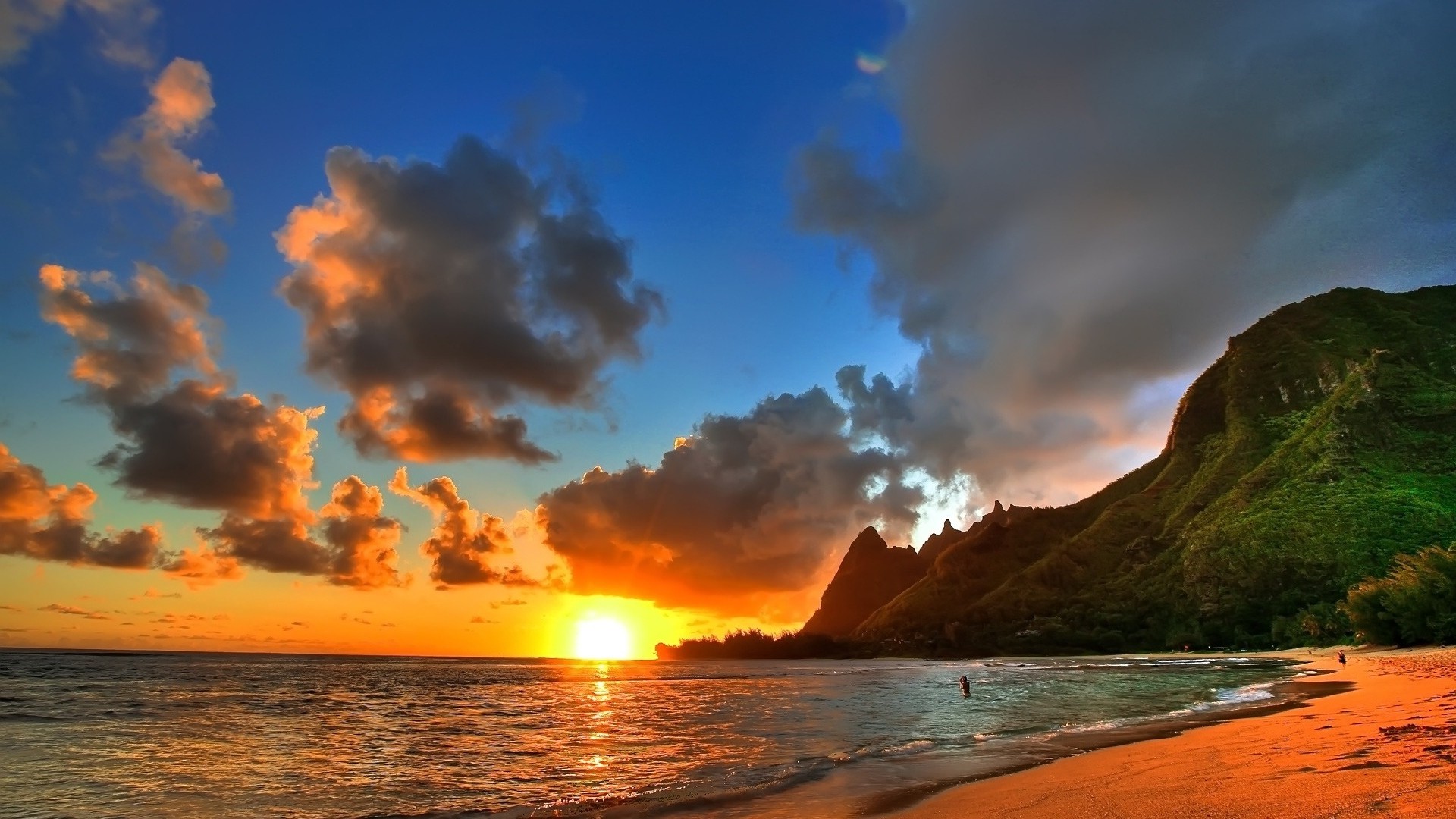 日没 海 海岸 ビーチ 山 太陽 夕方 雲 穏やか 写真 写真 デスクトップ壁紙
