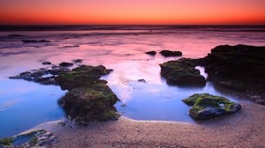 orilla, arrecifes, naranja, puesta de sol, horizonte, línea, musgo, piedras, arena, granos, vapor - wallpapers, picture