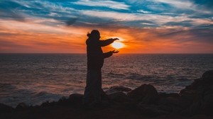 男、夕日、太陽、海