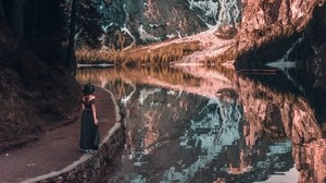 ragazza, montagne, lago, alberi, riflesso, paesaggio