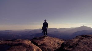 niña, montañas, colina, el cielo