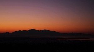 山、地平線、夕焼け、空