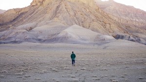 mountains, desert, man, loneliness, nature - wallpapers, picture