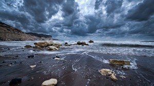 Steine, Schaum, Meer, Wolken, Wolken, der Himmel, düster, Sand, nass, bewölkt