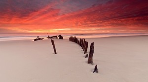 estacas, columnas, arena, playa, marea baja, tarde, silencio