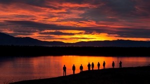 människor, silhuetter, solnedgång, sjö, berg