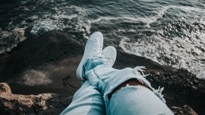 gambe, scarpe da ginnastica, mare, spiaggia