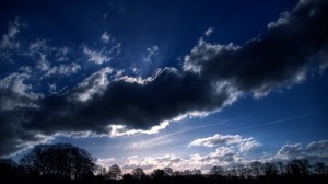 雲、空、太陽、影、木