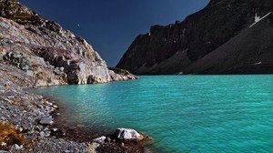 lago, costa, azul claro, piedras, guijarros, montañas