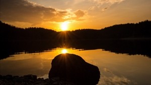 Lago, piedra, puesta del sol, reflexión, sol, cielo, bosque, orilla