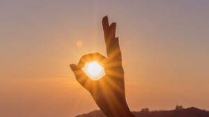 hand, the sun, rays, sunset, dawn - wallpapers, picture