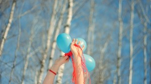 手，气球，树木