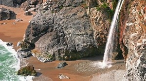 cascada, rocas, orilla, arena