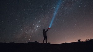 cielo estrellado, silueta, soledad, linterna